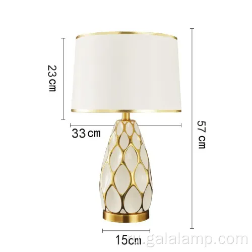 Элегантная керамическая настольная лампа для уютного освещения в спальне